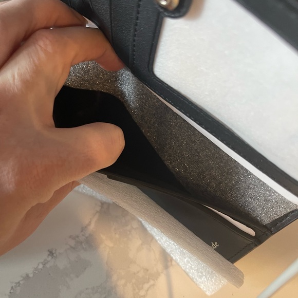 Kate spade ♠️ wallet black bailey flaw is on back of wallet new with tags - Picture 5 of 13